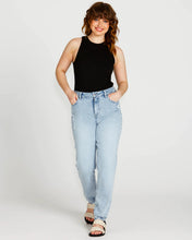 Load image into Gallery viewer, Rhea Straight Leg Jeans
