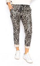 Load image into Gallery viewer, Slick Leopard Jeggings
